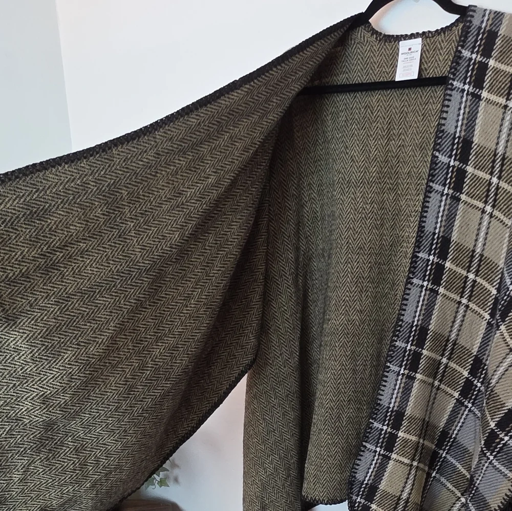 WOOLRICH Reversible Black Tan Plaid & Herringbone Blanket Wrap Shawl Cape Sz OS - Picture 5 of 10